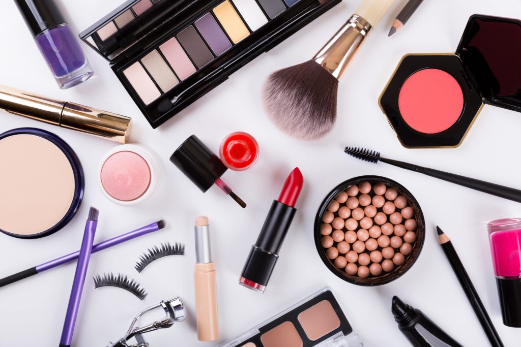 A embalagem de cosméticos coloridos é um aspecto importante da influência do produto nas decisões de compra dos consumidores